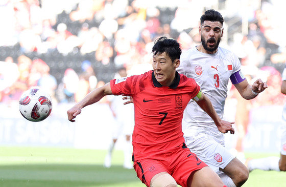 Son Heung-min of the Korean national soccer team breaks through in the match between Korea and Bahrain in Group E of the 2023 Asian Football Confederation (AFC) Qatar Asian Cup held at Jassim Bin Hamad Stadium in Doha, Qatar, on the 15th (local time).  2024.1.15 News 1