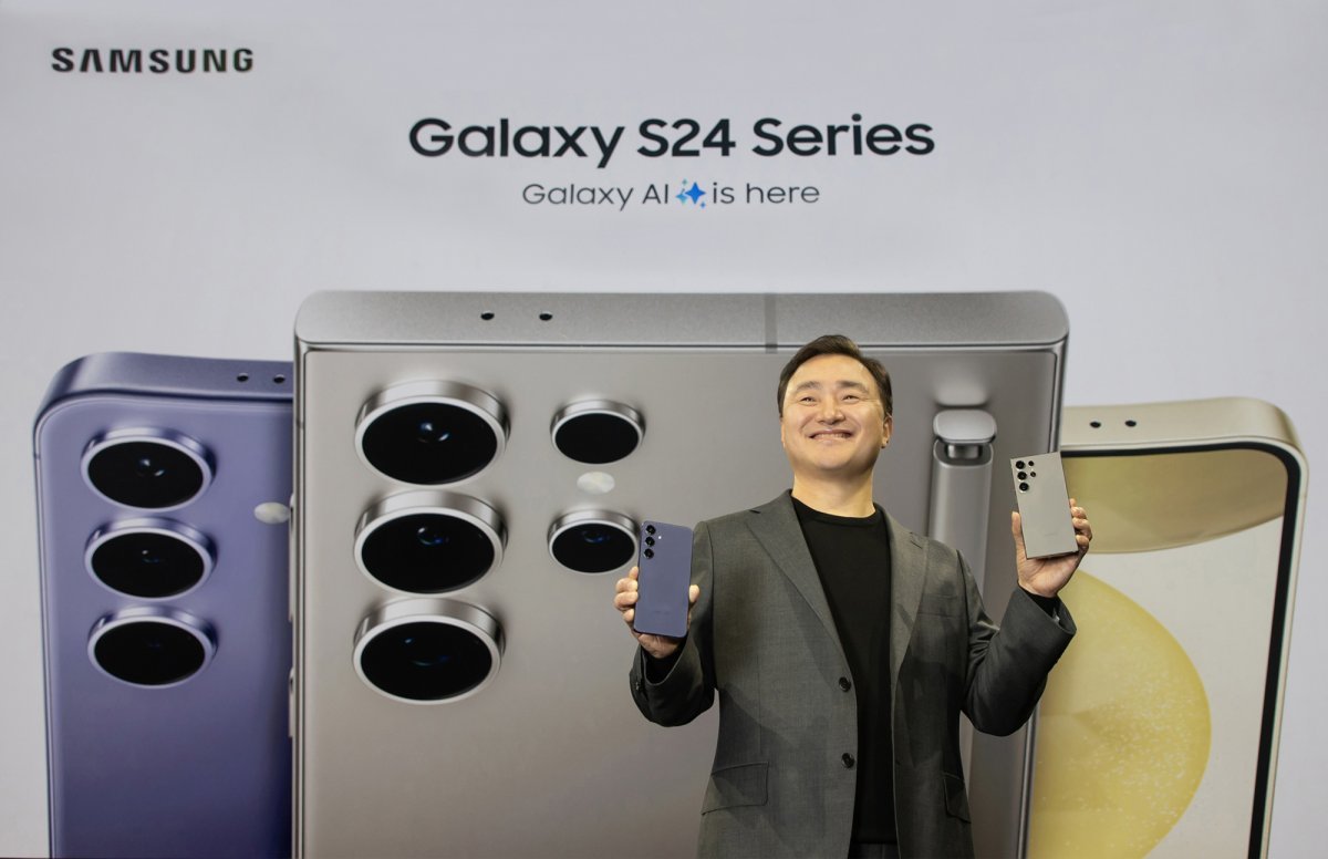 17일(현지 시간) 미국 새너제이 SAP센터에서 개최된 ‘갤럭시 언팩 2024(Galaxy Unpacked 2024)’ 행사에서 
노태문 삼성전자 MX사업부장(사장)이 삼성의 첫 인공지능(AI) 폰 ‘갤럭시 S24 시리즈’를 공개하고 있다. 삼성전자 제공