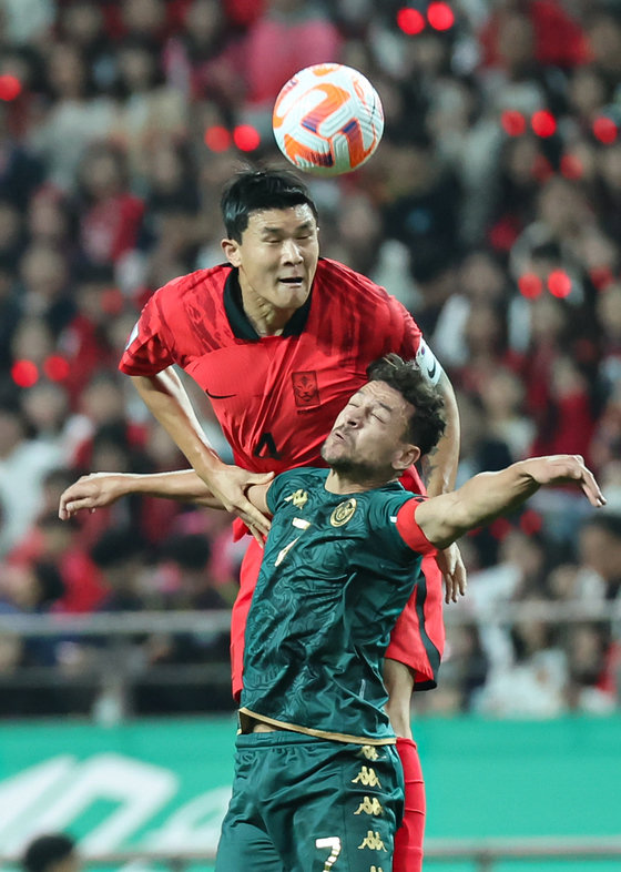 Kim Min-jae is competing for a header with Tunisian Youssef Mssakhni during the national soccer match between Korea and Tunisia held at the Seoul World Cup Stadium in Sangam-dong, Mapo-gu, Seoul on the afternoon of the 13th.  2023.10.13/News 1