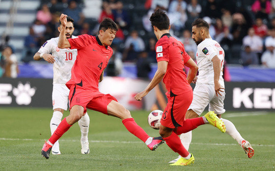 대한민국 축구대표팀 김민재가 15일(현지시간) 카타르 도하 자심 빈 하마드 스타디움에서 열린 2023 아시아축구연맹(AFC) 카타르 아시안컵 조별리그 E조 대한민국과 바레인의 경기에서 수비하고 있다. 2024.1.15/뉴스1