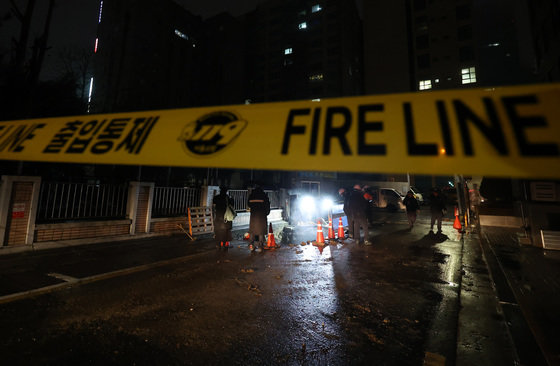 서울 양천·구로구 일대에 온수와 난방이 중단된 가운데 18일 밤 서울 양천구 신정동 신정가압장 일대에서 소방당국을 비롯한 서울에너지공사 관계자들이 복구 작업을 하고 있다. 서울 에너지공사에 따르면 전날 오후 3시 55분께 신정가압장에 설치된 펌프 가압장치 밸브에서 문제가 발생했다. 이 사고로 60∼100도의 온수가 분출되고 양천·구로 일대의 3만8000여 세대의 온수 공급과 난방이 끊겼다. 2024.1.18/뉴스1