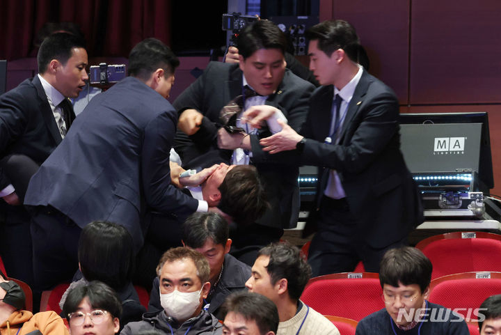 18일 전북 전주 한국소리문화의전당에서 개최된 전북특별자치도 출범식 행사장에서 진보당 강성희 국회의원이 관계자들로부터 제지를 받고 있다.
