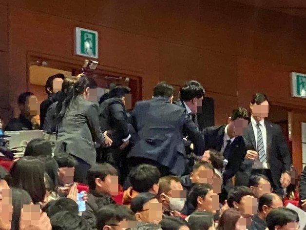 18일 전북 전주 한국소리문화의전당에서 개최된 전북특별자치도 출범식 행사장에서 강성희 진보당 국회의원이 관계자들로부터 제지를 받고 있다. 뉴스1