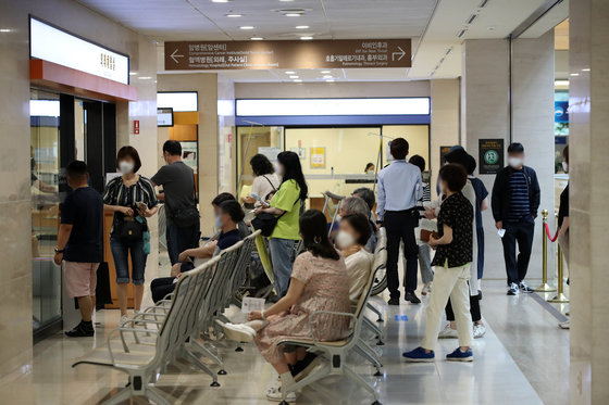 서울의 한 대학병원에서 환자들이 진료를 보기 위해 대기를 하고 있다. /뉴스1