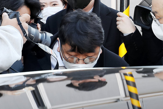 1100억 원대 사기 혐의로 재판에 넘겨진 이정훈 전 빗썸홀딩스·빗썸코리아 이사회 의장이 3일 오후 서울 서초구 서울중앙지방법원에서 열린 1심 선고공판에서 무죄를 선고 받은 뒤 법원을 나서고 있다. 2023.1.3/뉴스1 ⓒ News1