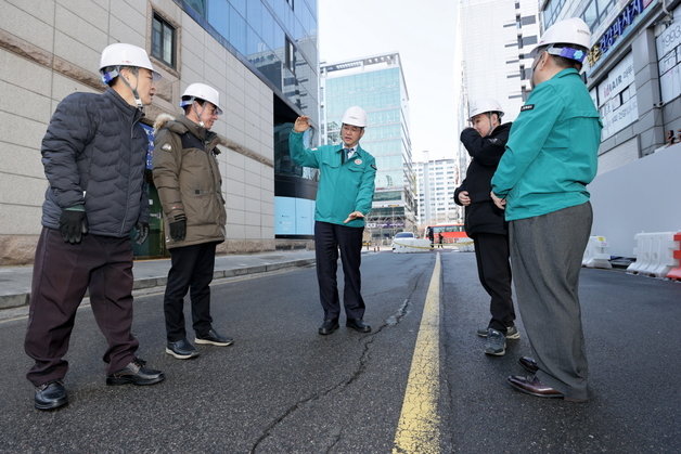 18일 오전 도로균열이 발생한 고양시 마두동 이면도로에서 이동환 시장(가운데)이 현장 점검을 벌이고 있다. (고양시 제공)