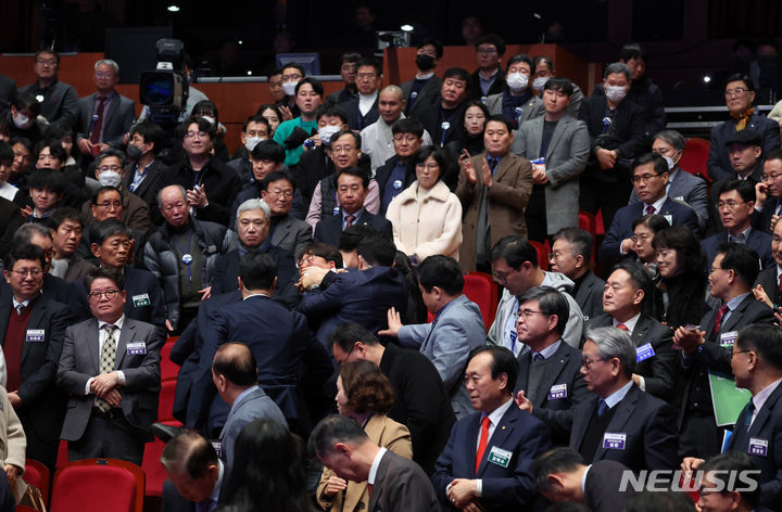 18일 전북 전주 한국소리문화의전당에서 개최된 전북특별자치도 출범식 행사장에서 진보당 강성희 국회의원이 관계자들로부터 제지를 받고 있다.