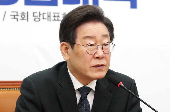 이재명 더불어민주당 대표가 18일 오전 서울 여의도 국회에서 열린 대한민국 생존을 위한 저출생 종합대책 발표 기자회견에서 발언을 하고 있다. 2024.1.18/뉴스1