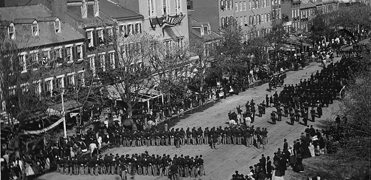 백악관 앞에서 열린 에이브러햄 링컨 대통령의 장례식. 포드극장 홈페이지