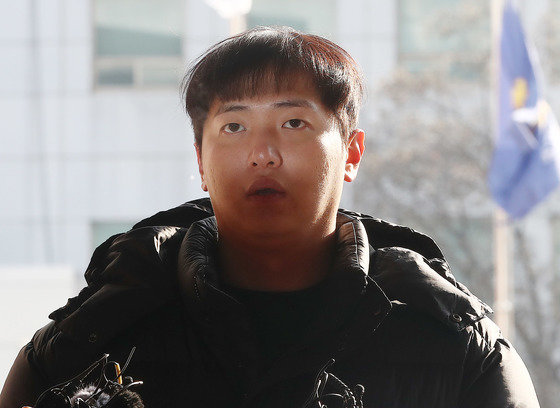 Lim Hye-dong (27), a junior who claims to have been assaulted by U.S. Major League Professional Baseball player Kim Ha-seong (28, San Diego Padres), is presenting his position by appearing at the Gangnam Police Station in Seoul on the 20th to be summoned for questioning as a defendant. .  2023.12.20.  News 1