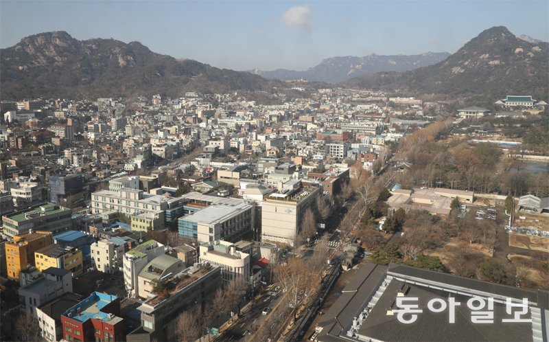 18일 서울 종로구 정부서울청사에서 촬영한 경복궁과 서촌 일대. 서울시는 이날 남산과 북한산, 경복궁 주변 건물 높이를 제한해 온
 고도지구 제도를 전면 개편한다고 밝혔다. 이번 개편으로 서촌 일부 지역은 최고 20m에서 24m로, 나머지 지역은 16m에서 
18m로 높이 규제가 완화된다. 김동주 기자 zoo@donga.com