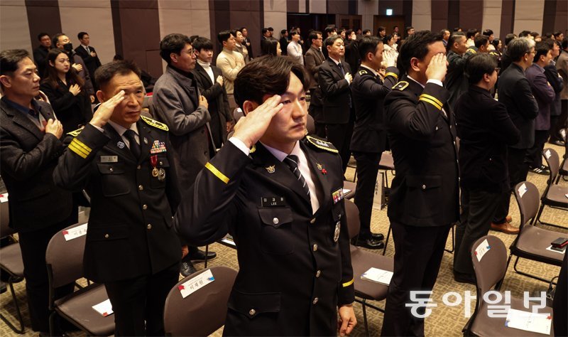 동아일보와 채널A가 선정한 ‘제12회 영예로운 제복상’ 수상자들이 18일 서울 중구 한국프레스센터 국제회의장에서 열린 시상식에서 국기에 대한 경례를 하고 있다. 양회성 기자 yohan@donga.com