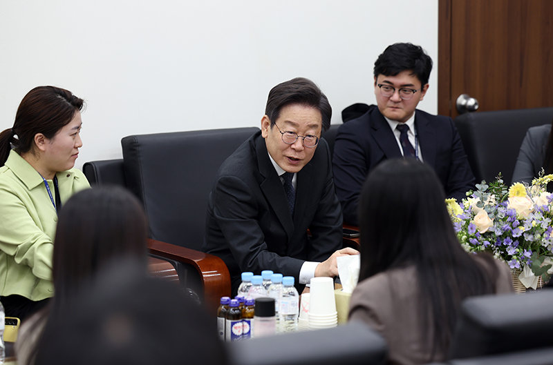 이재명 더불어민주당 대표가 18일 오후 서울 여의도 국회 당대표 집무실에서 가덕도 현장 취재에 동행했던 기자들과 현안 관련 비공개 차담회를 하고 있다.(사진=더불어민주당 제공) 2024.01.18.