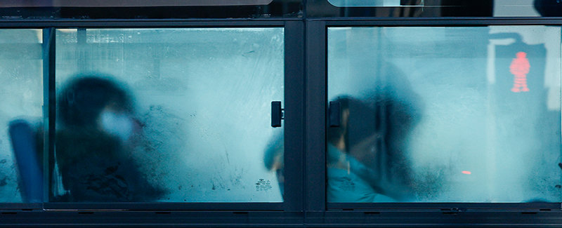 전국에 내리던 비나 눈이 그치면서 아침 기온이 영하권으로 크게 떨어진 15일 오전 서울 종로구 광화문 네거리에서 본 버스 창문에 성에가 끼어 있다. 2024.1.15. 뉴스1