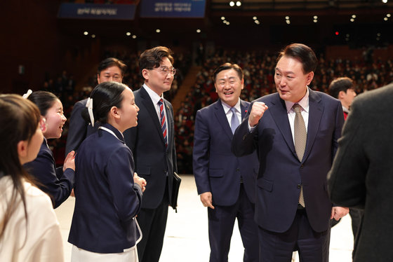 윤석열 대통령이 18일 전북 전주시 한국소리문화의전당 모악당에서 열린 전북특별자치도 출범식에서 합창단 어린이들을 격려하고 있다. (대통령실 제공) 2024.1.18/