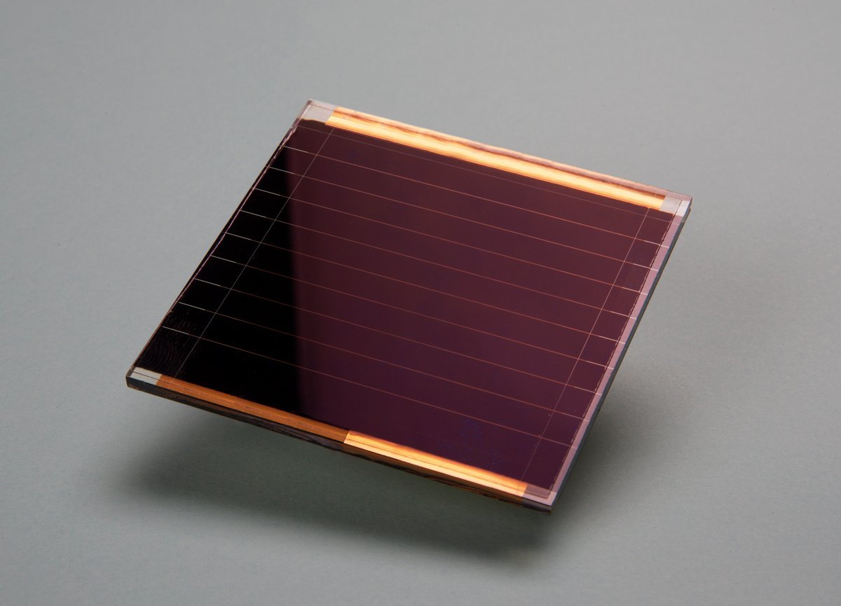UNIST가 개발한 페로브스카이트 태양전지. 페로브스카이트와 실리콘을 겹쳐 쌓으면 초고효율의 슈퍼 태양전지를 만들 수 있다. UNIST 제공