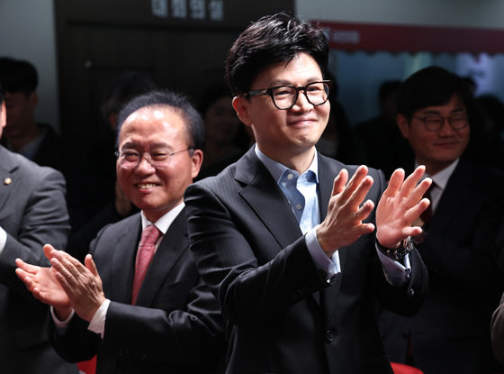 국민의힘 한동훈 비상대책위원장(오른쪽)과 윤재옥 원내대표가 5일 오전 서울 여의도 중앙당사에서 열린 2024 국민의힘 사무처당직자 시무식에서 기념촬영을 마친 뒤 손뼉을 치고 있다. 2024.1.5/뉴스1 ⓒ News1
