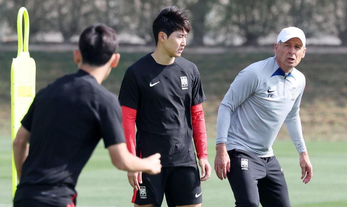 이강인(가운데)이 위르겐 클린스만 한국 축구대표팀 감독(오른쪽)의 지시를 받으며 훈련하고 있다. 한국은 20일 요르단과 아시안컵 조별리그 2차전을 치른다. 도하=뉴스1