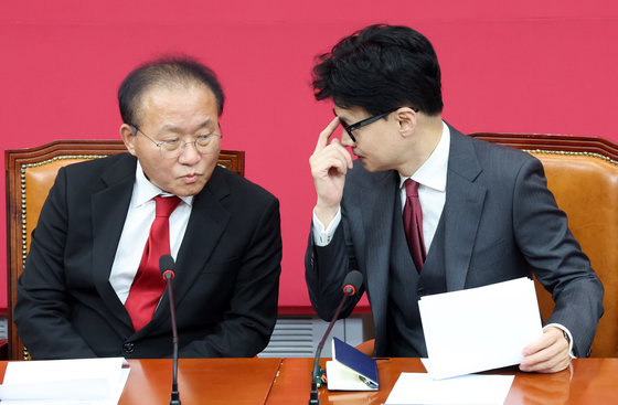 한동훈 국민의힘 비상대책위원장이 지난달 29일 오후 서울 여의도 국회에서 열린 비상대책위원 임명장 수여식 및 제1차 비상대책위원회의에서 비대위원으로 임명된 윤재옥 원내대표와 대화를 나누고 있다. 2023.12.29 뉴스1
