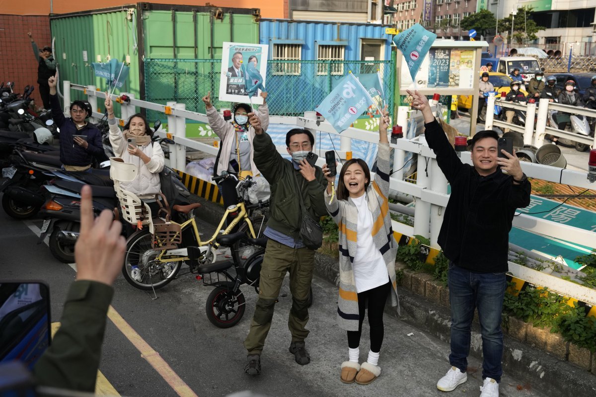 10일 자동차 순회 유세에 나선 민중당 커원저 후보를 보러 길가에 나와 깃발을 흔드는 지지자들의 모습. 신베이=AP 뉴시스