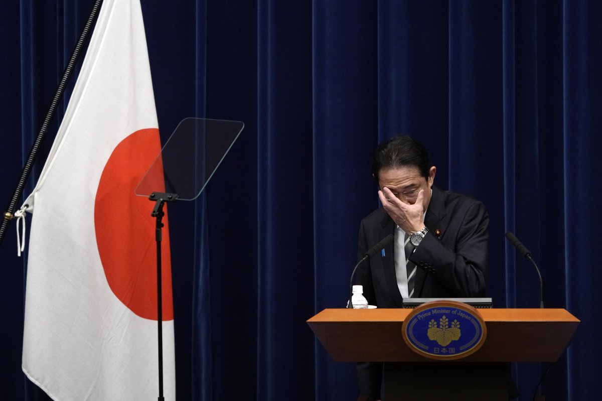 일본 집권 자민당의 불법 비자금 의혹이 터진 뒤 지난달 13일 일본 도쿄에서 기자회견을 열고 있는 기시다 후미오 총리. 다음날 기시다 총리는 비자금 의혹과 연루된 장관 4명을 해임했다. 도쿄=신화 뉴시스