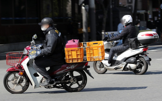 서울 시내에서 라이더들이 오토바이를 타고 배달하고 있다. 기사와 관련 없음.2021.10.20/뉴스1 ⓒ News1