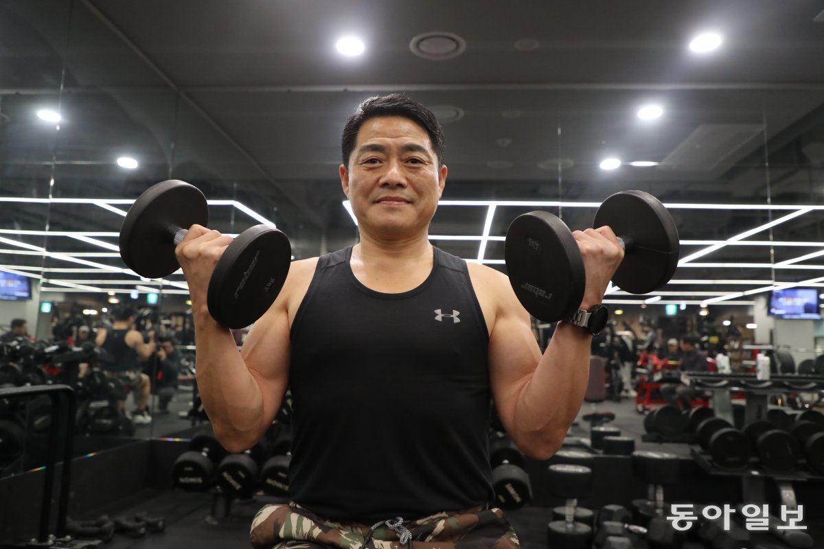 박근직 교수가 서울 중구 피트니스101에서 근육운동을 하고 있다. 그는 요즘 학생 및 교직원들의 몸 만들기를 돕고 있다. 김동주 기자 zoo@donga.com