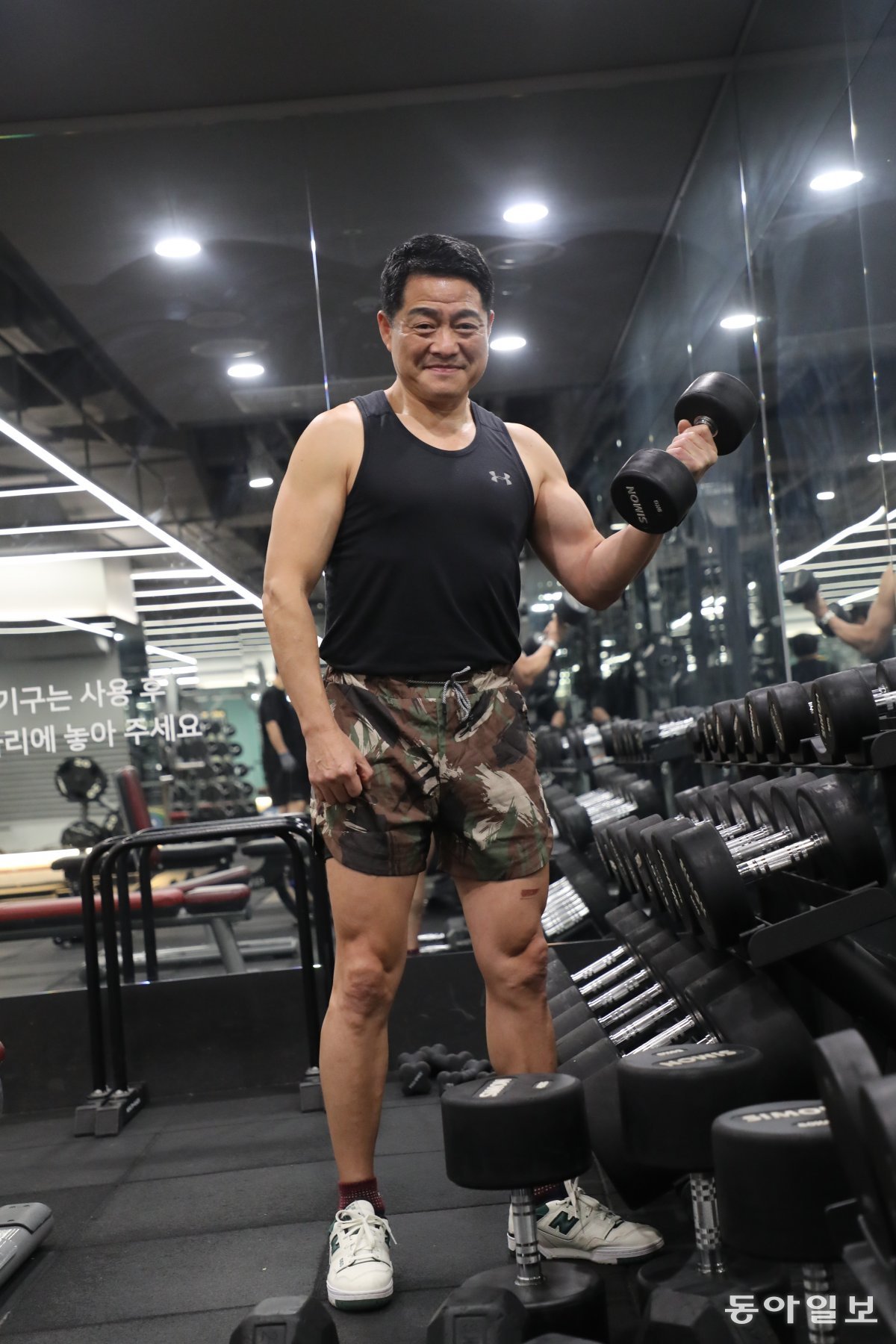박근직 교수가 서울 중구 피트니스101에서 근육운동을 하고 있다. 그는 요즘 학생 및 교직원들의 몸 만드는 것을 돕고 있다. 김동주 기자 zoo@donga.com