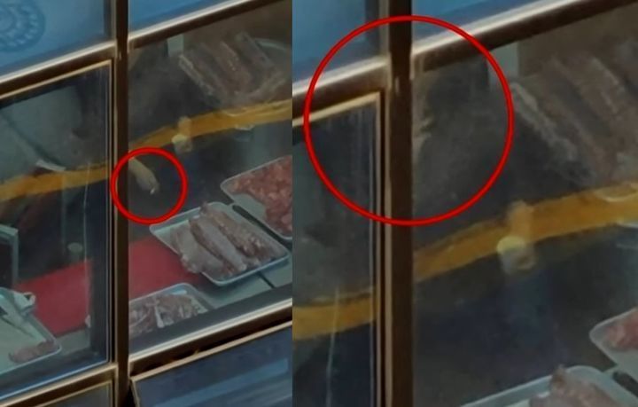 인천의 한 고깃집 주방에서 직원들이 담배를 피우는 모습. JTBC ‘사건반장’ 방송화면 캡처