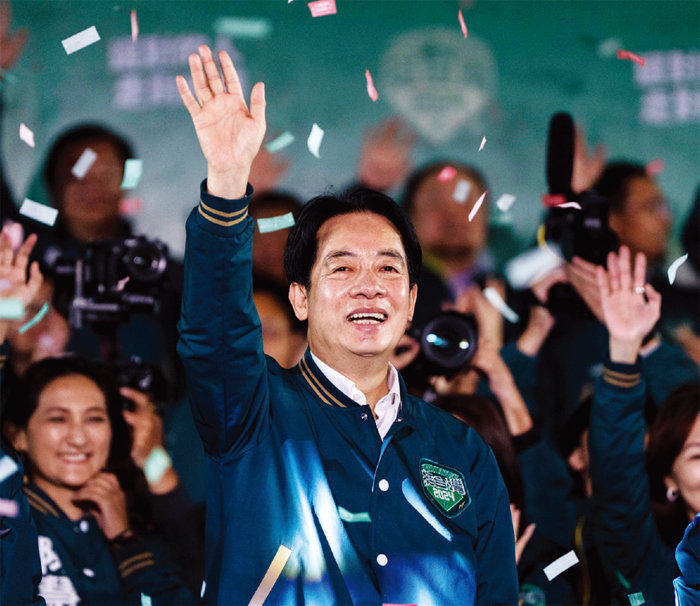라이칭더 민진당 대만 총통 후보가 1월 13일 선거 승리가 확정되면서 손을 흔들고 있다. 뉴시스