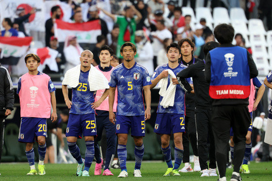 일본 선수들이 19일(현지시간) 카타르 알라이얀 에듀케이션 시티 스타디움에서 열린 2023 아시아축구연맹(AFC) 카타르 아시안컵 조별리그 D조 이라크와 일본의 경기에서 1-2로 패배한 후 아쉬워하고 있다. 2024.1.19/뉴스1 ⓒ News1