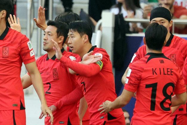 대한민국 축구대표팀 손흥민이 20일(현지시간) 카타르 도하 알투마마 스타디움에서 열린 2023 아시아축구연맹(AFC) 카타르 아시안컵 조별리그 E조 조별리그 2차전 요르단과 대한민국의 경기에서 페널티킥을 성공한 후 동료 선수들과 하이파이브를 하고 있다. 2024.1.20. 뉴스1