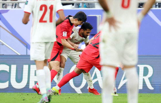 대한민국 축구대표팀 김민재가 20일(현지시간) 카타르 도하 알투마마 스타디움에서 열린 2023 아시아축구연맹(AFC) 카타르 아시안컵 조별리그 E조 조별리그 2차전 요르단과 대한민국의 경기에서 수비하고 있다. 2024.1.20. 뉴스1