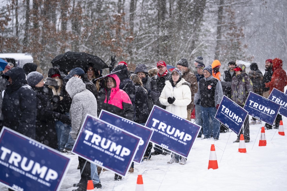 트럼프 지지자들이 혹한의 날씨에 줄을 서 있다. 사진=AP 뉴시스