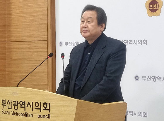 김무성 전 새누리당(국민의힘 전신) 대표가 15일 부산시의회 브리핑룸에서 기자회견을 열고 제22대 총선 국민의힘 부산 중·영도구 출마를 선언하고 있다. 2024.1.15 뉴스1