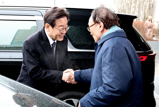 더불어민주당 이재명 대표와 이해찬 전 대표가 21일 오후 서울 여의도 63빌딩에서 비공개 오찬회동을 마치고 인사하고 있다. 2024.1.21/뉴스1