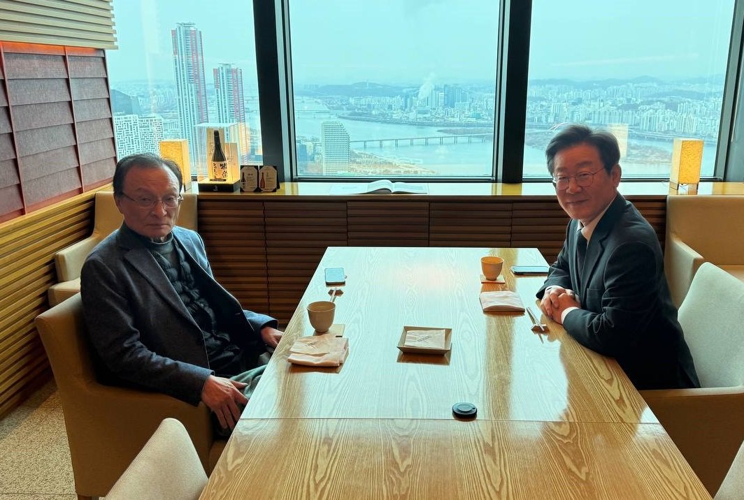 더불어민주당 이재명 대표(오른쪽)와 이해찬 전 대표가 21일 서울 영등포구 63빌딩에서 비공개 오찬을 가졌다. 민주당 제공