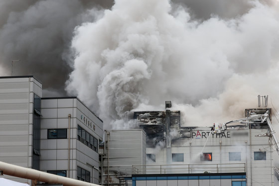 21일 오후 인천 서구 가좌동 플라스틱 제조공장에서 화재가 발생해 불길과 함께 연기가 치솟고 있다. 2024.1.21/뉴스