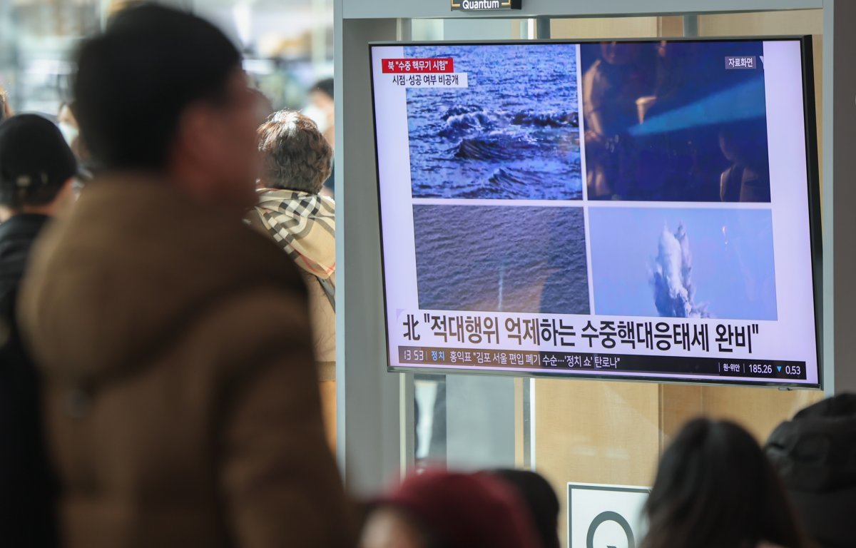 북한이 한미일 연합해상훈련에 대응해 수중핵무기체계 '해일-5-23' 시험을 진행했다고 밝힌 19일 서울역 대합실에서 시민들이 북한 관련 뉴스를 시청하고 있다. 뉴스1