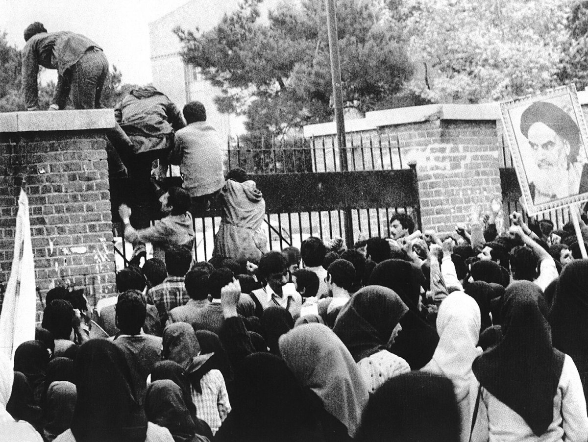 1979년 이란 인질 사태 당시 수도 테헤란의 미국 대사관에 난입하고 있는 과격파 학생 시위대.   위키피디아 제공