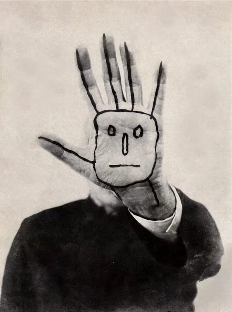 스타인버그가 스스로 마지막 자화상이라 칭한 1999년 작품에는 얼굴을 가린 손바닥과 얼굴 그림만 등장한다. 자신을 기록하는 것이 
자화상이지만, 작가의 표현과 해석에 따라 평소 모습과 달리 재창조될 수 있음을 보여준다. 사진 출처 elephant.art 
홈페이지