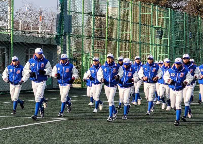 전남 여수 진남경기장에서 청소년 야구팀이 전지훈련을 하고 있다. 전남도 제공