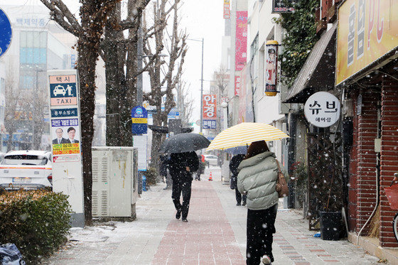 찬바람이 매섭게 불며 영하권의 추운 날씨를 보인 22일 오전 광주 동구 대인동 일대에서 두꺼운 옷차림의 시민들이 출근길을 서두르고 있다. 2024.1.22/뉴스1