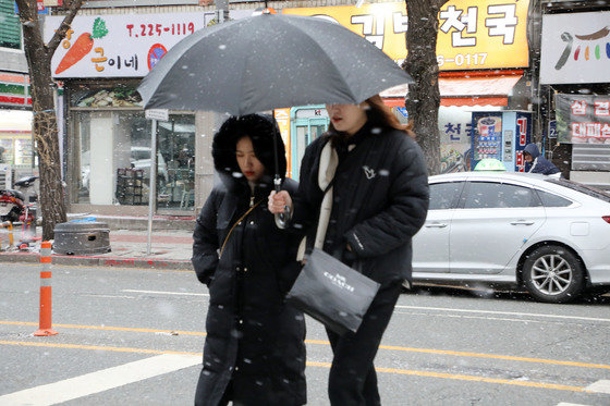 찬바람이 매섭게 불며 대설주의보가 발효된 22일 오전 광주 동구 대인동 일대에서 두꺼운 옷차림의 시민들이 출근길을 서두르고 있다. 2024.1.22/뉴스1