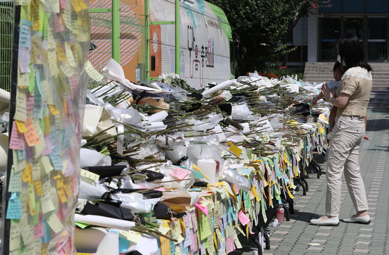 지난해 7월22일 서울 서초구 서이초등학교에서 추모객들이 극단적 선택으로 세상을 떠난 교사를 추모하고 있다. 2023.7.22/뉴스1