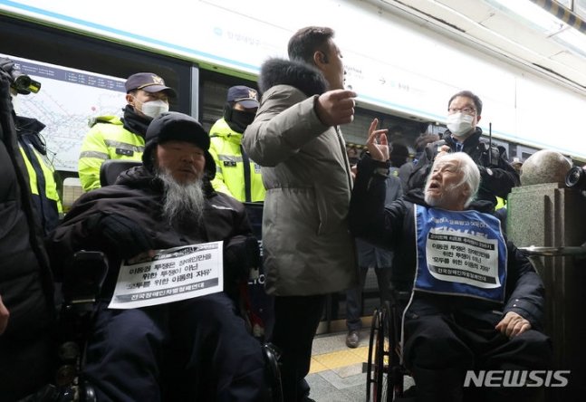 전국장애인차별철폐연대 박경석 대표와 회원들이 22일 서울 지하철 4호선 혜화역에서 장애인 이동권 보장을 촉구하고 있다. 2024.01.22. mangusta@newsis.com