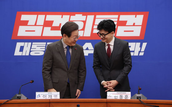 한동훈 국민의힘 비상대책위원장과 이재명 더불어민주당 대표가 지난달 29일 서울 여의도 국회 민주당 대표실에서 회동을 하고 있다. 사진공동취재단