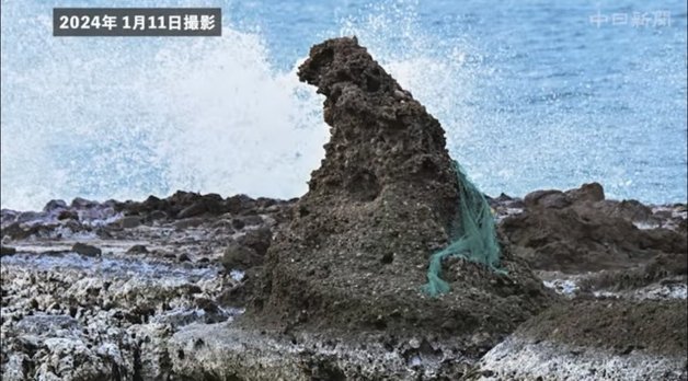 일본 노토반도 지진 이후 촬영된 이시카와현 고질라 바위의 모습. 해수면 위로 완전히 떠올라 주변부가 건조됐다. 2024.01.22 출처 : 엑스