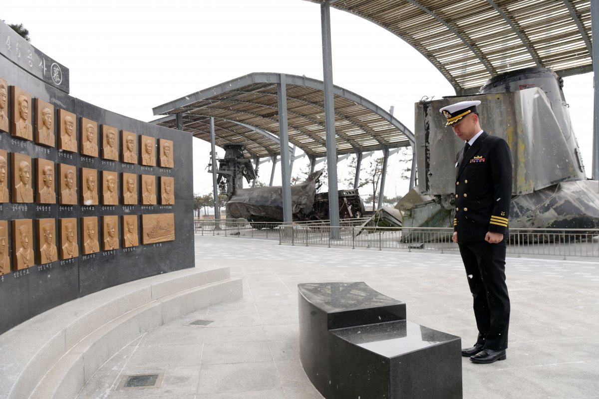 해군2함대사령부 천안함 46용사 추모비에서 박연수 중령이 참배하고 있다. (해군 제공) 2024.1.22. 뉴스1