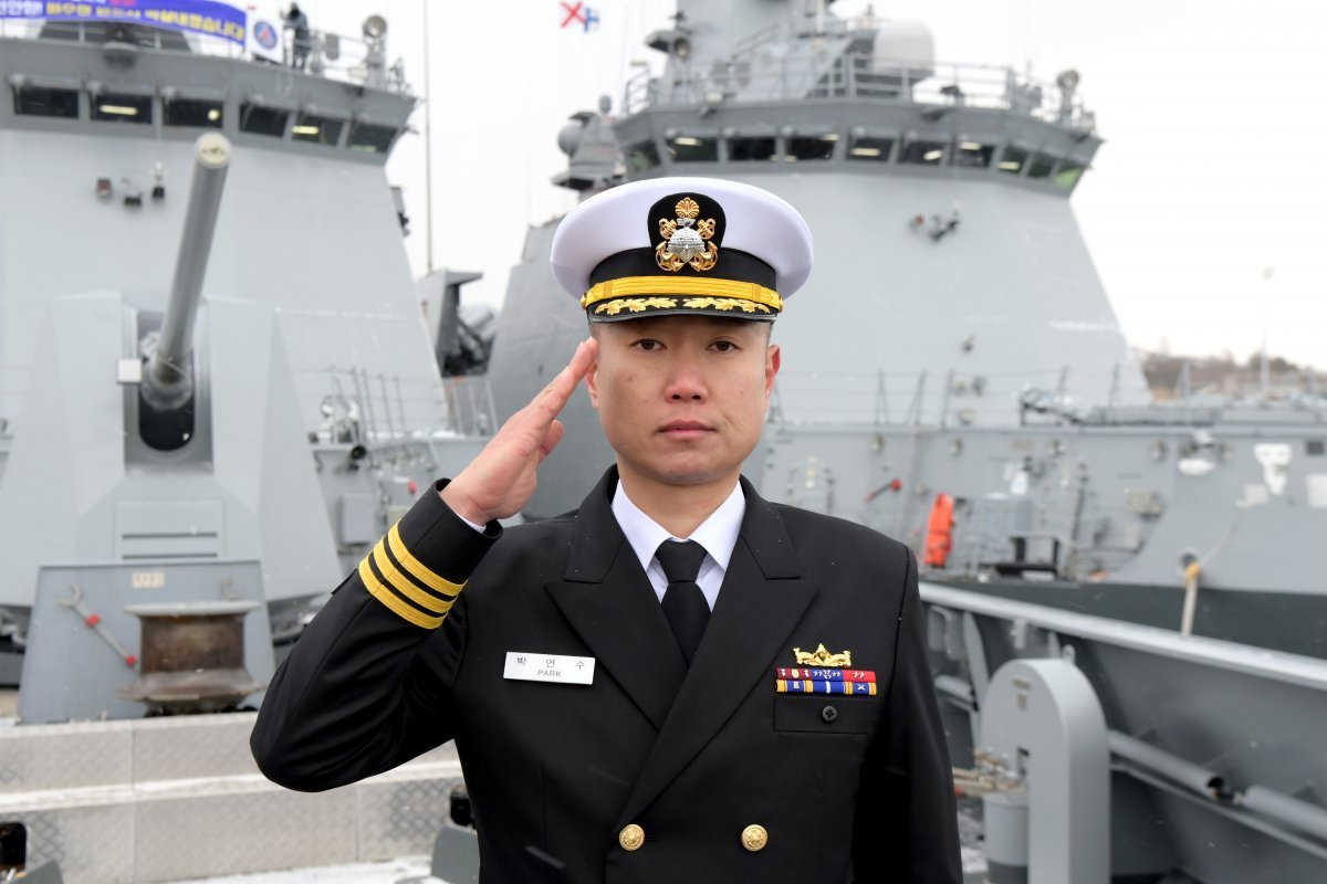 해군2함대사령부에 정박 중인 천안함에서 박연수 중령이 경례를 하고 있다. (해군 제공) 2024.1.22. 뉴스1